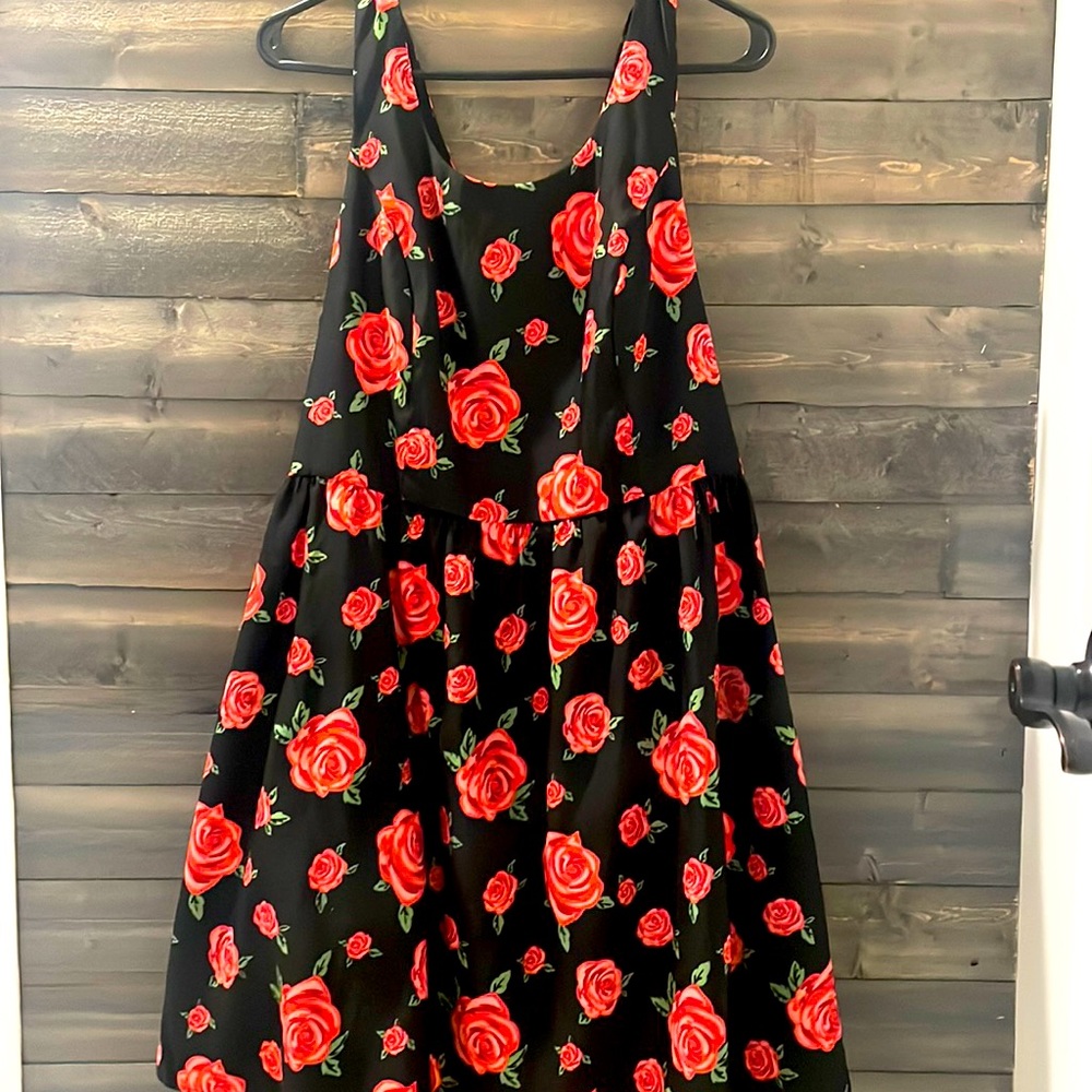 Beautiful dress!! Black with Red Roses